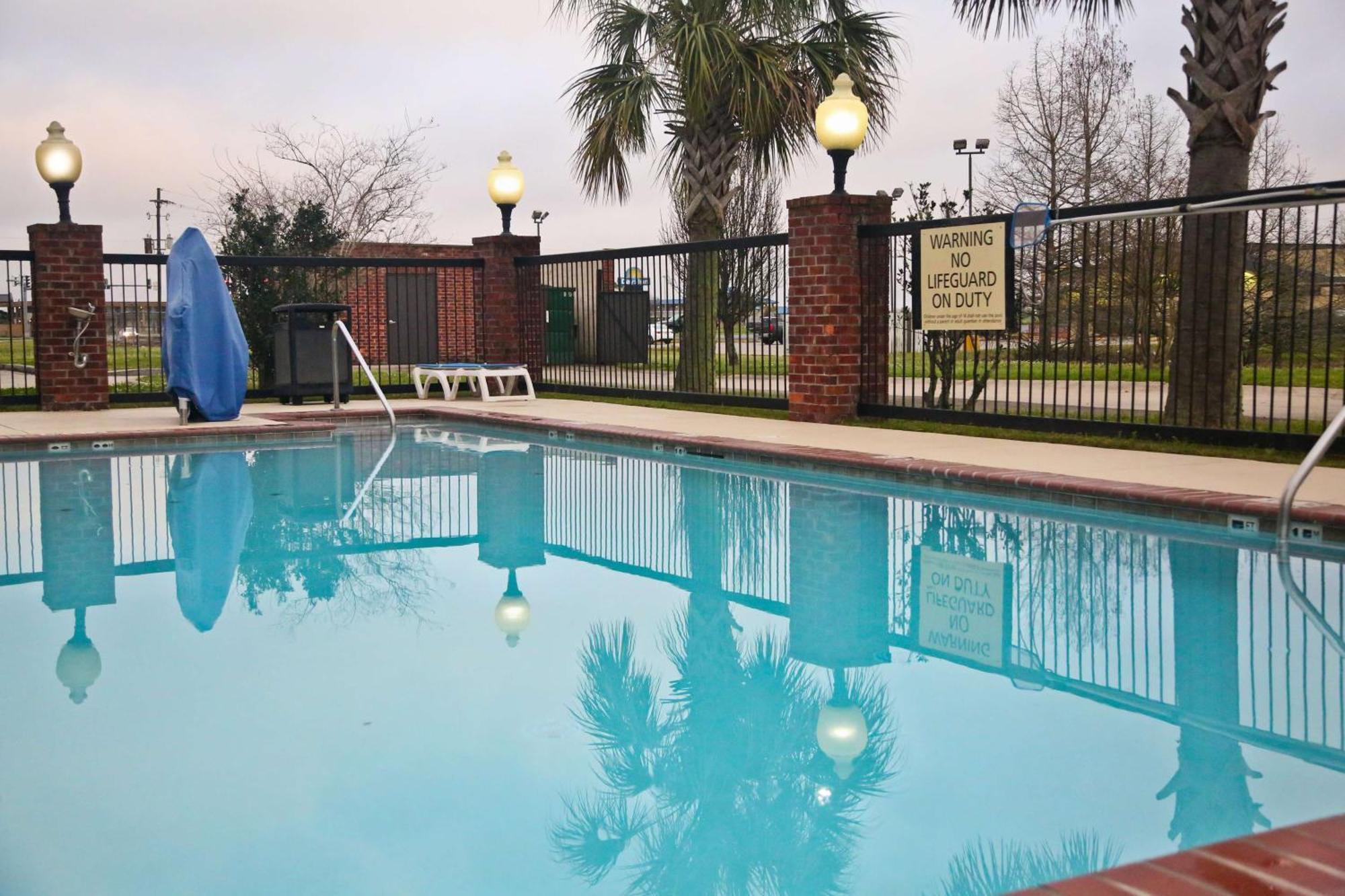 Hampton Inn & Suites Jennings Exterior photo